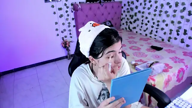 Snapshot of selina_lovers_ chatting on 12-03-25, 04:09 selina lovers online show from 12-03-25, 04:09