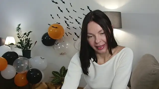 Snapshot of LittleNicolee chatting on 10-26-25, 02:56 LittleNicolee online show from 10-26-25, 02:56