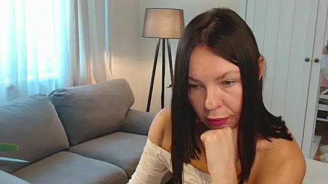 Snapshot of LittleNicolee chatting on 11-21-25, 10:36 LittleNicolee online show from 11-21-25, 10:36