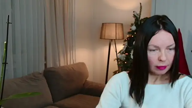 Snapshot of LittleNicolee chatting on 12-17-25, 03:40 LittleNicolee online show from 12-17-25, 03:40