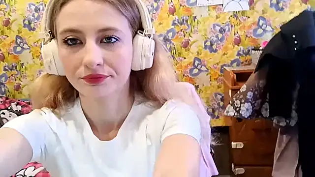 Snapshot of AmeliLia chatting on 10-18-25, 07:53 AmeliLia online show from 10-18-25, 07:53