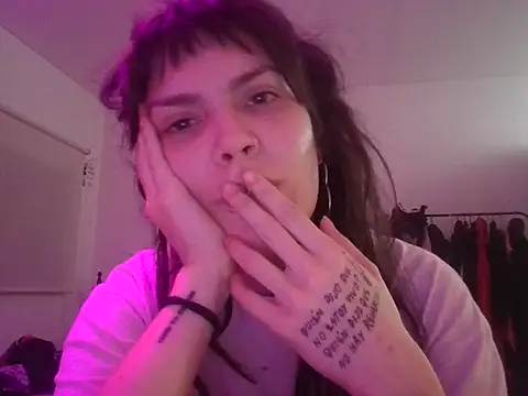 Snapshot of miapink33 chatting on 10-23-25, 01:05 miapink33 online show from 10-23-25, 01:05