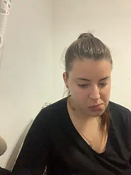 Snapshot of MiraCastellon chatting on 10-27-25, 12:53 MiraCastellon online show from 10-27-25, 12:53