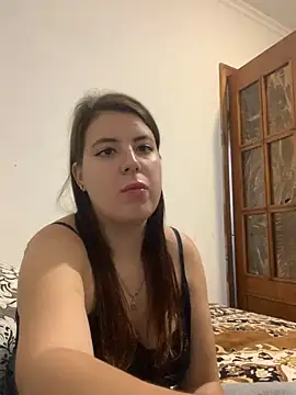 Snapshot of MiraCastellon chatting on 10-28-25, 12:52 MiraCastellon online show from 10-28-25, 12:52