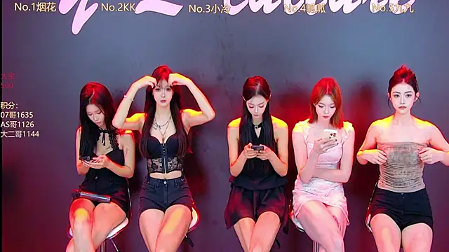 Snapshot of DX-002 chatting on 10-18-25, 01:30 DX-002 online show from 10-18-25, 01:30