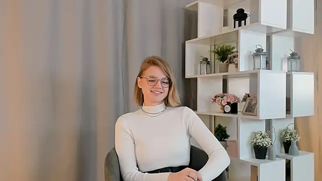 Snapshot of LillieLejune chatting on 10-14-25, 01:23 LillieLejune online show from 10-14-25, 01:23
