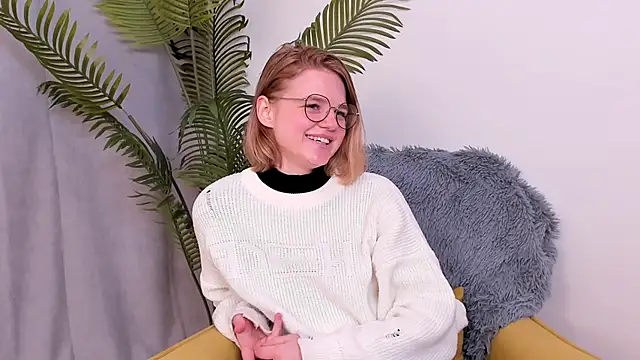 Snapshot of LillieLejune chatting on 10-16-25, 02:07 LillieLejune online show from 10-16-25, 02:07