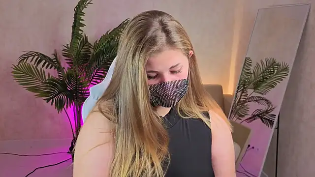 Scarlet Sinera online show from 10-23-25, 08:46