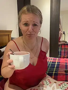 Snapshot of madamlillyrose chatting on 12-16-25, 09:03 madamlillyrose online show from 12-16-25, 09:03