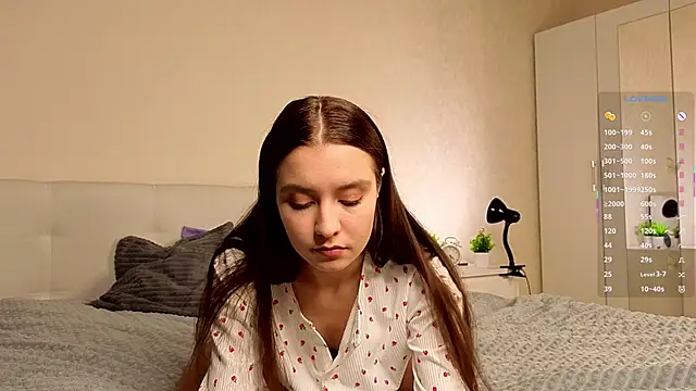 Snapshot of La_L_U_N_E chatting on 10-29-25, 04:31 La L U N E online show from 10-29-25, 04:31