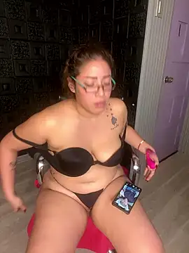 Snapshot of Yvonny27 chatting on 11-28-25, 10:34 Yvonny27 online show from 11-28-25, 10:34