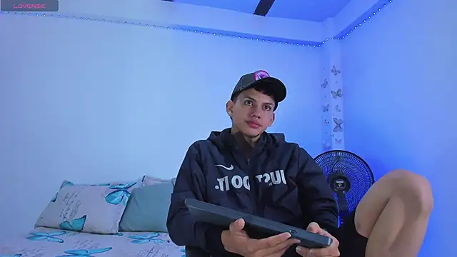 Snapshot of Axel_Cody_ chatting on 10-19-25, 11:44 Axel Cody online show from 10-19-25, 11:44