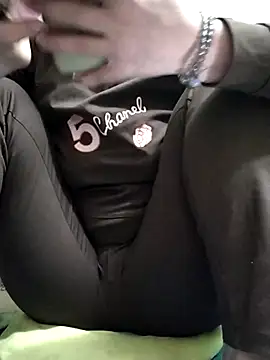 Snapshot of Amanda-_ena- chatting on 11-02-25, 06:27 Amanda- ena- online show from 11-02-25, 06:27