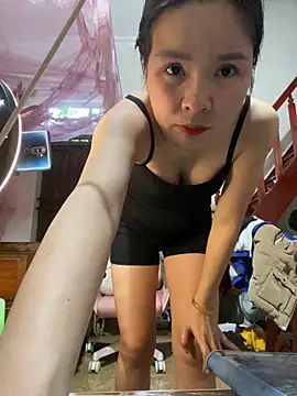 Snapshot of Listen-ly chatting on 11-22-25, 04:00 Listen-ly online show from 11-22-25, 04:00