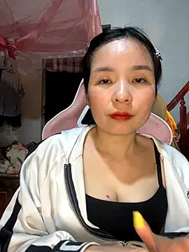 Snapshot of Listen-ly chatting on 11-29-25, 01:25 Listen-ly online show from 11-29-25, 01:25