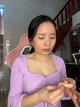 Snapshot of Listen-ly chatting on 11-30-25, 04:16 Listen-ly online show from 11-30-25, 04:16