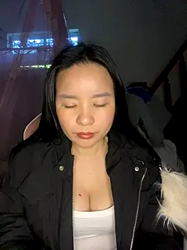 Snapshot of Listen-ly chatting on 12-14-25, 03:23 Listen-ly online show from 12-14-25, 03:23