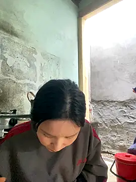 Snapshot of Listen-ly chatting on 12-15-25, 06:17 Listen-ly online show from 12-15-25, 06:17