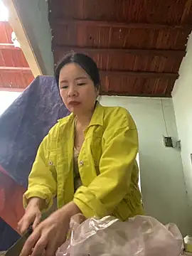 Snapshot of Listen-ly chatting on 12-17-25, 04:40 Listen-ly online show from 12-17-25, 04:40