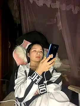 Snapshot of Listen-ly chatting on 12-18-25, 05:19 Listen-ly online show from 12-18-25, 05:19