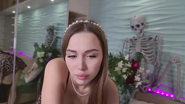 Snapshot of MiyaMeow- chatting on 10-23-25, 08:57 MiyaMeow- online show from 10-23-25, 08:57