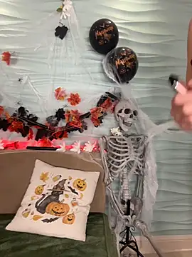 Snapshot of MiyaMeow- chatting on 10-31-25, 08:59 MiyaMeow- online show from 10-31-25, 08:59