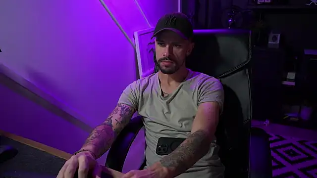 Snapshot of monsieurguitsxxx chatting on 11-19-25, 01:38 monsieurguitsxxx online show from 11-19-25, 01:38