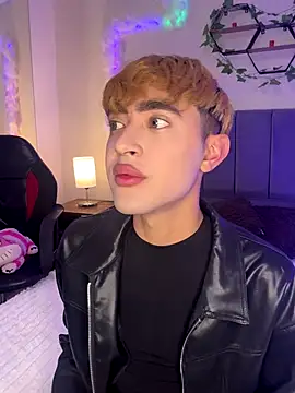 Snapshot of JustinCastiblanco chatting on 10-17-25, 11:46 JustinCastiblanco online show from 10-17-25, 11:46