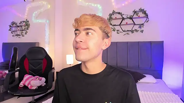 Snapshot of JustinCastiblanco chatting on 10-20-25, 11:32 JustinCastiblanco online show from 10-20-25, 11:32