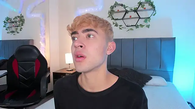 Snapshot of JustinCastiblanco chatting on 10-30-25, 11:33 JustinCastiblanco online show from 10-30-25, 11:33