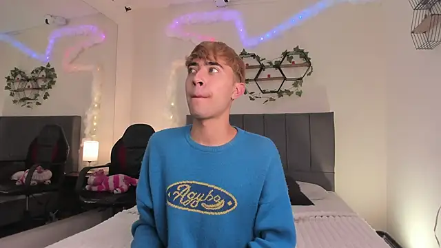 Snapshot of JustinCastiblanco chatting on 11-21-25, 11:20 JustinCastiblanco online show from 11-21-25, 11:20