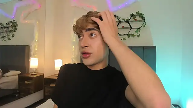 Snapshot of JustinCastiblanco chatting on 11-25-25, 11:21 JustinCastiblanco online show from 11-25-25, 11:21