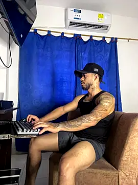 Kylian Alessandro online show from 12-17-25, 05:08