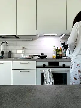 Snapshot of cute_cake chatting on 10-17-25, 06:38 cute cake online show from 10-17-25, 06:38