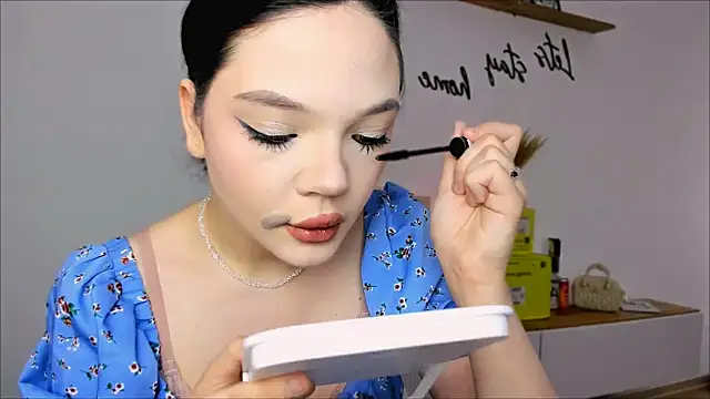 Snapshot of bb_dontstop chatting on 10-17-25, 11:35 bb dontstop online show from 10-17-25, 11:35