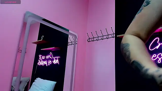 Snapshot of JuliethCruz_ chatting on 01-14-26, 08:36 JuliethCruz online show from 01-14-26, 08:36