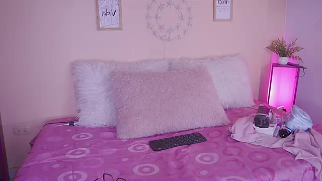 Snapshot of Meggie_ chatting on 11-15-25, 07:43 Meggie online show from 11-15-25, 07:43