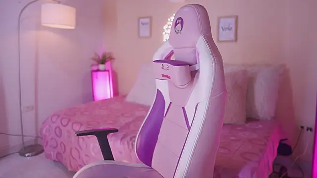 Snapshot of Meggie_ chatting on 11-24-25, 11:15 Meggie online show from 11-24-25, 11:15