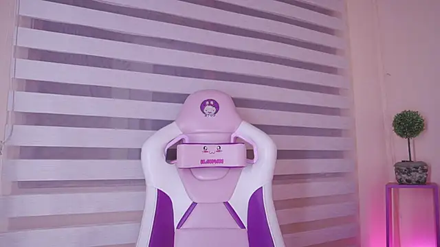 Snapshot of Meggie_ chatting on 12-03-25, 12:18 Meggie online show from 12-03-25, 12:18