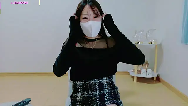 Snapshot of TSUKI_circle chatting on 12-18-25, 02:34 TSUKI circle online show from 12-18-25, 02:34