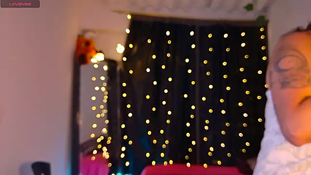 Snapshot of Rhosynn chatting on 10-31-25, 02:56 Rhosynn online show from 10-31-25, 02:56