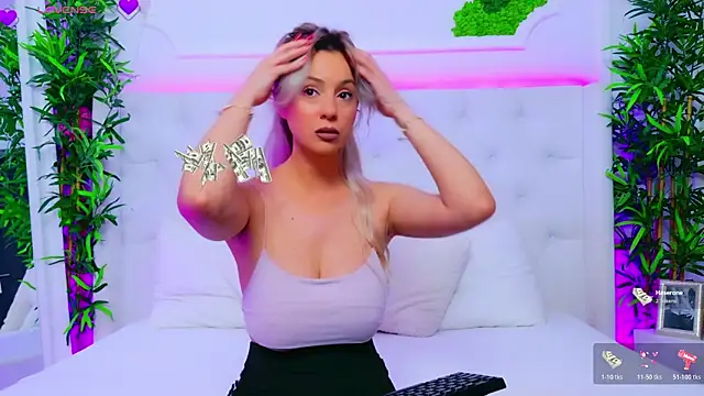 Snapshot of AriannaSins chatting on 11-11-25, 02:06 AriannaSins online show from 11-11-25, 02:06