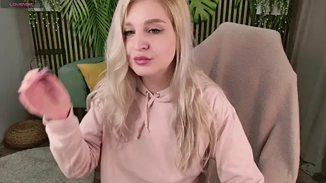 Snapshot of cold_blondie chatting on 11-20-25, 07:08 cold blondie online show from 11-20-25, 07:08