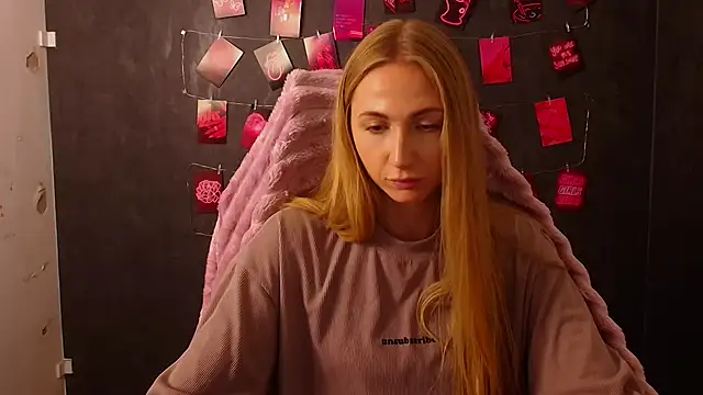 Snapshot of Emma_Moonlightt chatting on 10-20-25, 03:01 Emma Moonlightt online show from 10-20-25, 03:01