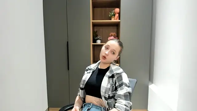 Snapshot of NadiaGnegy chatting on 10-19-25, 03:18 NadiaGnegy online show from 10-19-25, 03:18