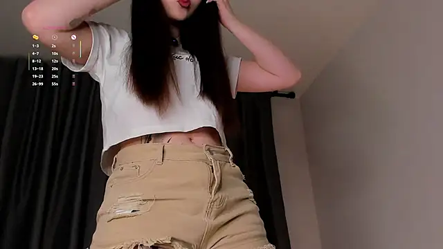 Snapshot of NadiaGnegy chatting on 10-27-25, 01:04 NadiaGnegy online show from 10-27-25, 01:04