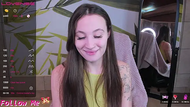 Snapshot of honeybuns_lizzy chatting on 11-21-25, 12:32 honeybuns lizzy online show from 11-21-25, 12:32