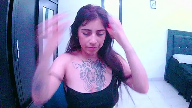 Snapshot of adri_gomez1 chatting on 10-22-25, 10:26 adri gomez1 online show from 10-22-25, 10:26