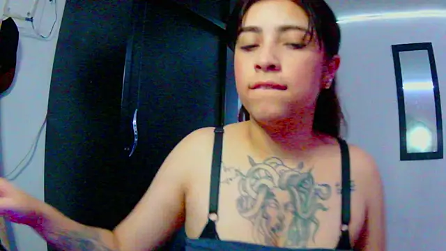 Snapshot of adri_gomez1 chatting on 11-12-25, 06:25 adri gomez1 online show from 11-12-25, 06:25