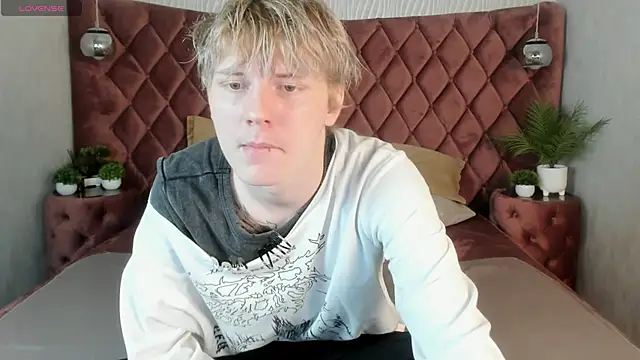 Snapshot of KevinMilky chatting on 10-16-25, 02:40 KevinMilky online show from 10-16-25, 02:40